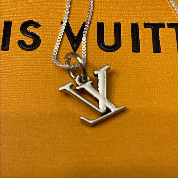 AUTHENTIC LOUIS VUITTON SILVER LV UPCYCLED CHARM ON 18β STERLING 18β BOX CHAIN - Picture 2 of 4